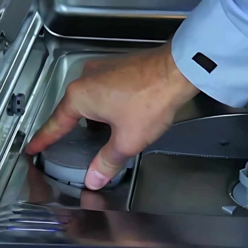 Tìm hộc chứa muối của máy rửa bát