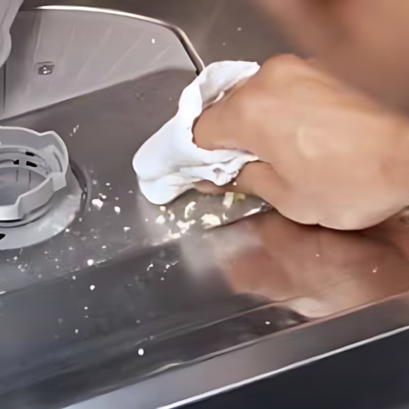 Dùng khăn ướt lau muối bị đổ ra máy rửa bát