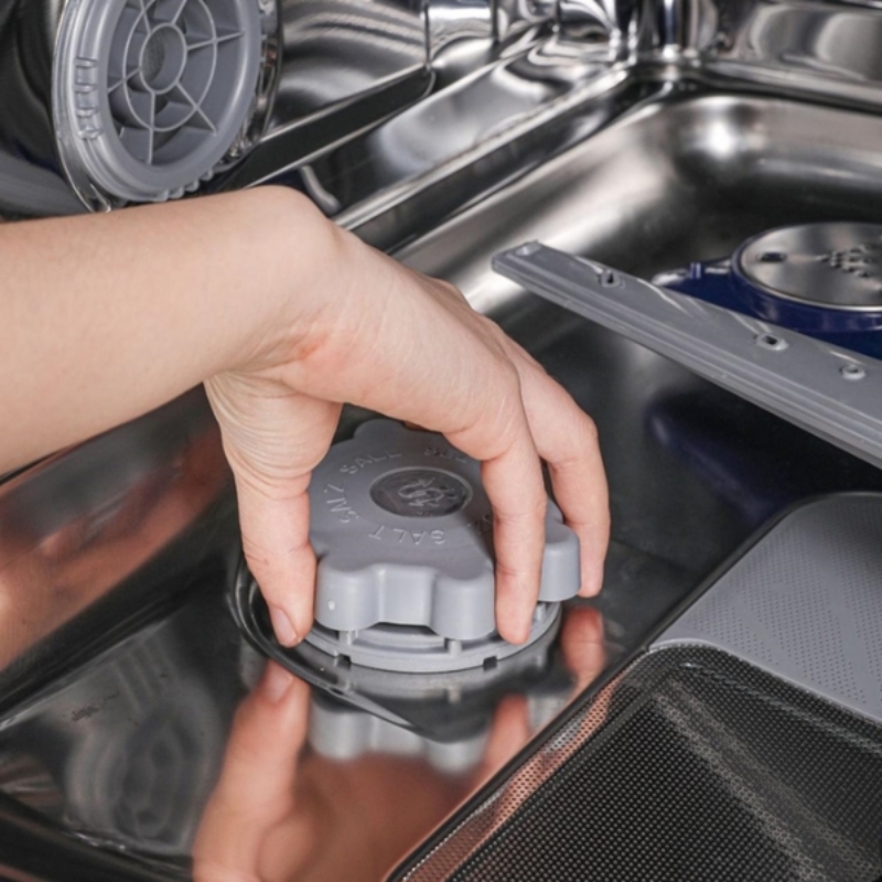 Đậy nắp hộc chứa muối thật chặt