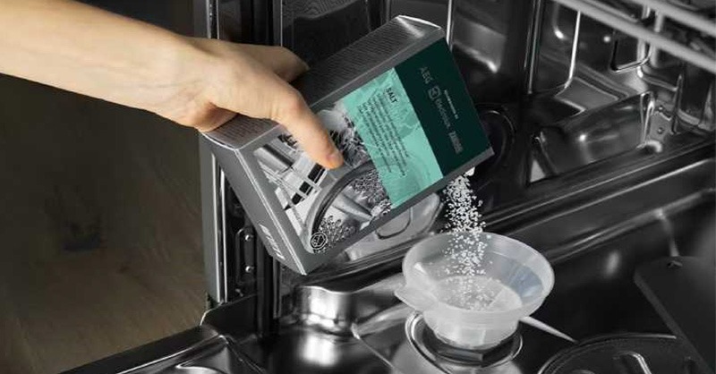 Đổ muối chuyên dụng vào ngăn chứa