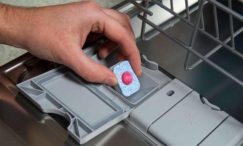 Đổ chất tẩy rửa vào máy