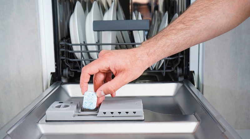 Sử dụng chất tẩy rửa chuyên dụng của máy