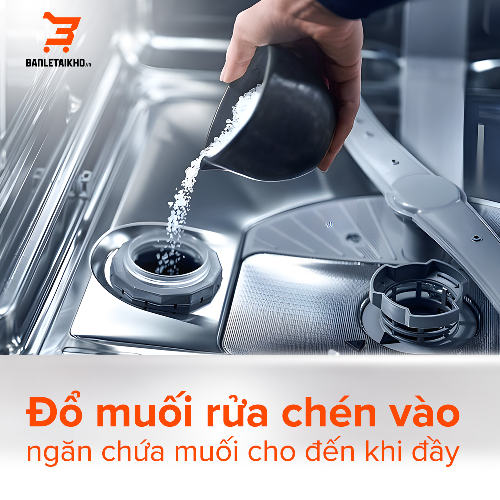 Đổ muối rửa chén vào ngăn chứa muối cho đến khi đầy
