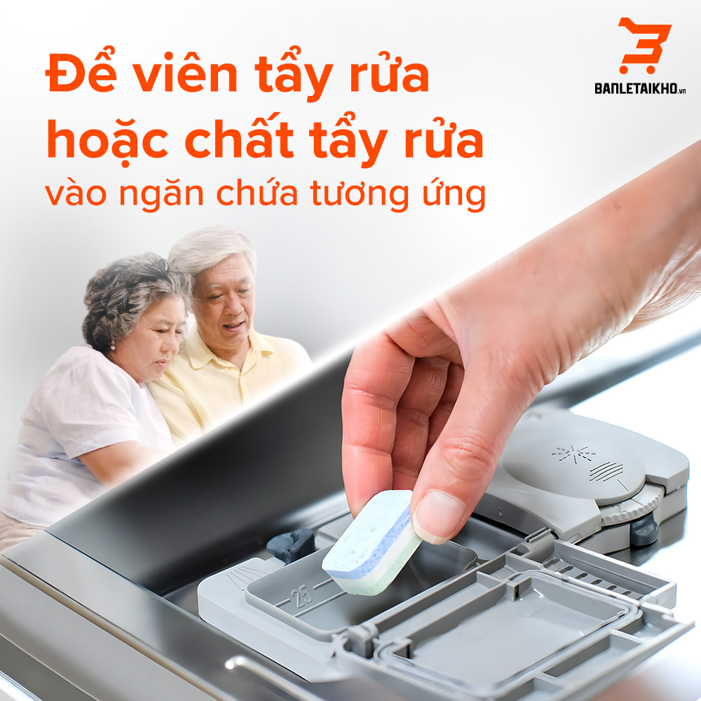 Để viên tẩy rửa hoặc chất tẩy rửa vào ngăn chứa tương ứng