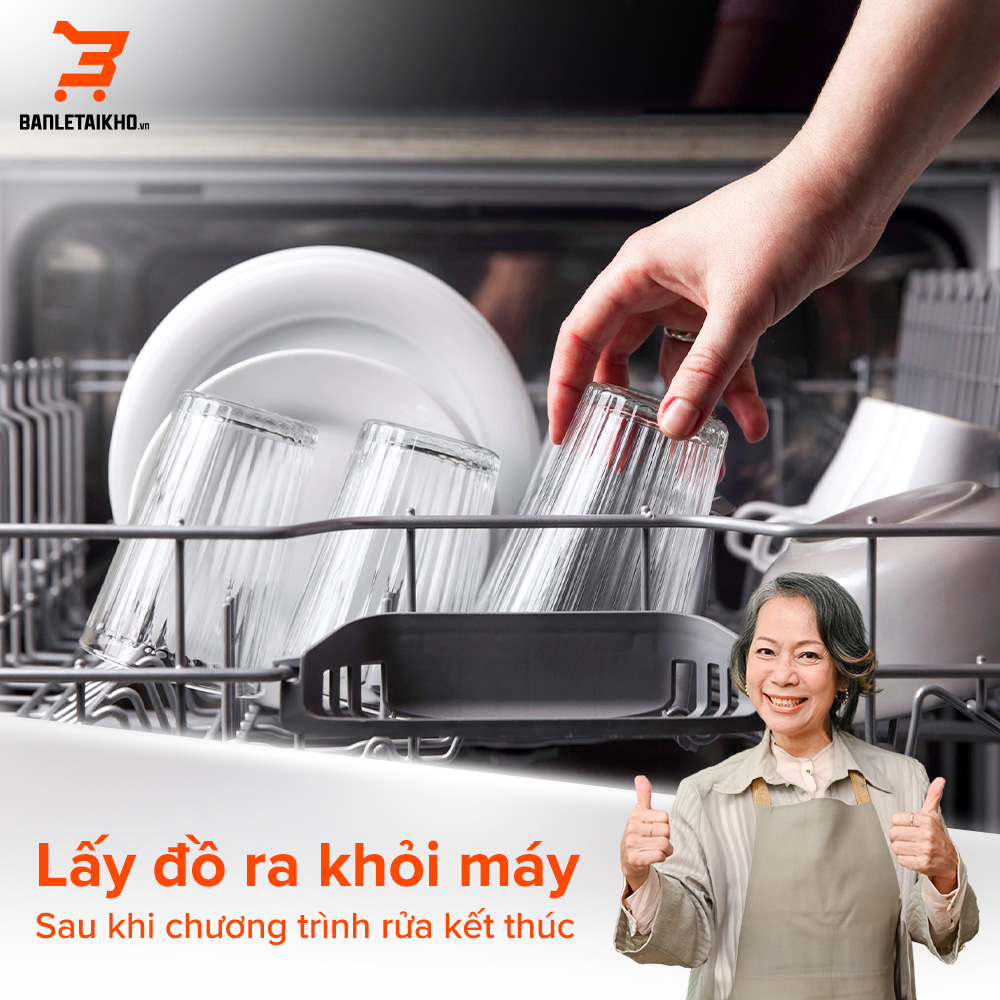 Khi chương trình rửa kết thúc có thể lấy đồ dùng ra khỏi máy để xếp vào kệ