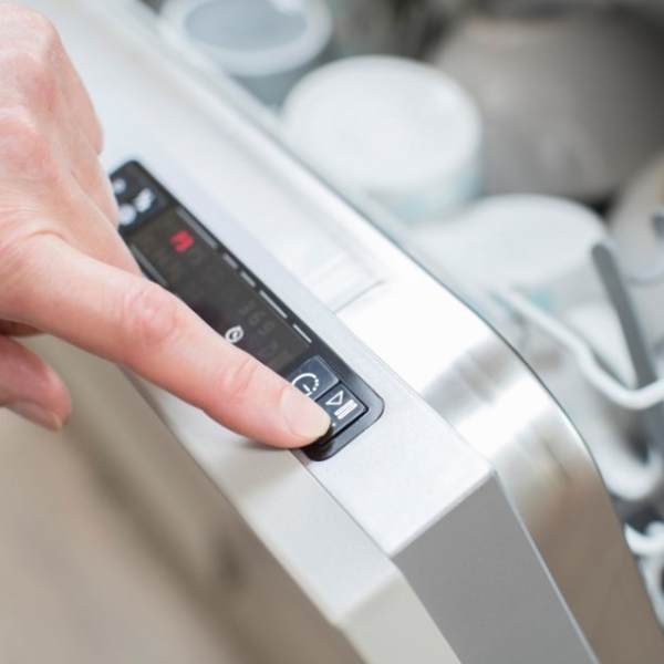 Khởi động thiết bị và nguồn nước máy rửa bát Bosch serie 4