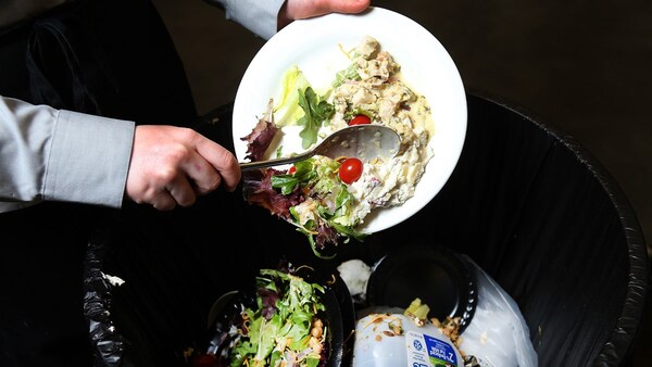 Cần loại bỏ các thức ăn còn thừa trước khi cho chén bát vào máy