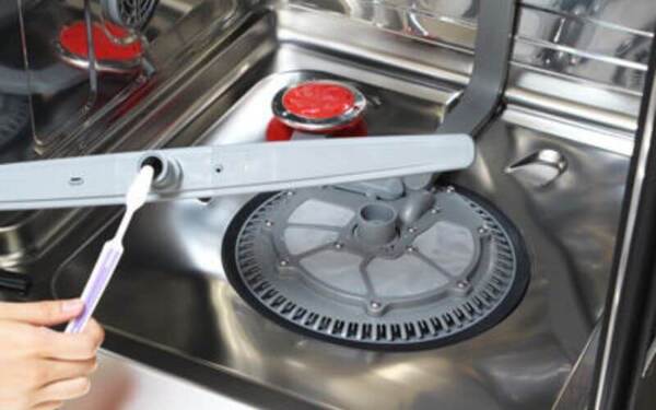 Vệ sinh cánh tay phun nước cần được thực hiện đúng cách để đảm bảo an toàn