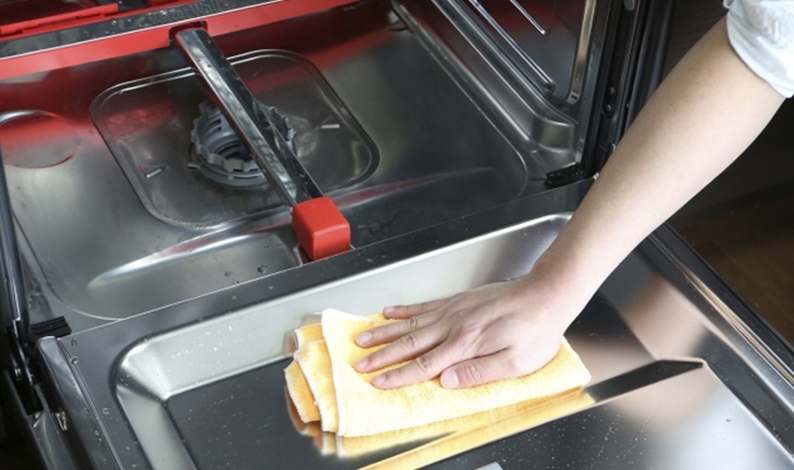 Dùng miếng vải mềm nhúng vào nước xà phòng ấm để vệ sinh thiết bị