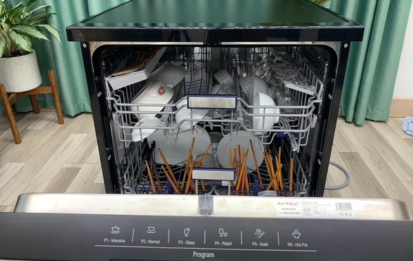 Dù giá thành cao hơn các sản phẩm máy rửa bát thương hiệu khác nhưng đi kèm với đó là chất lượng và công nghệ