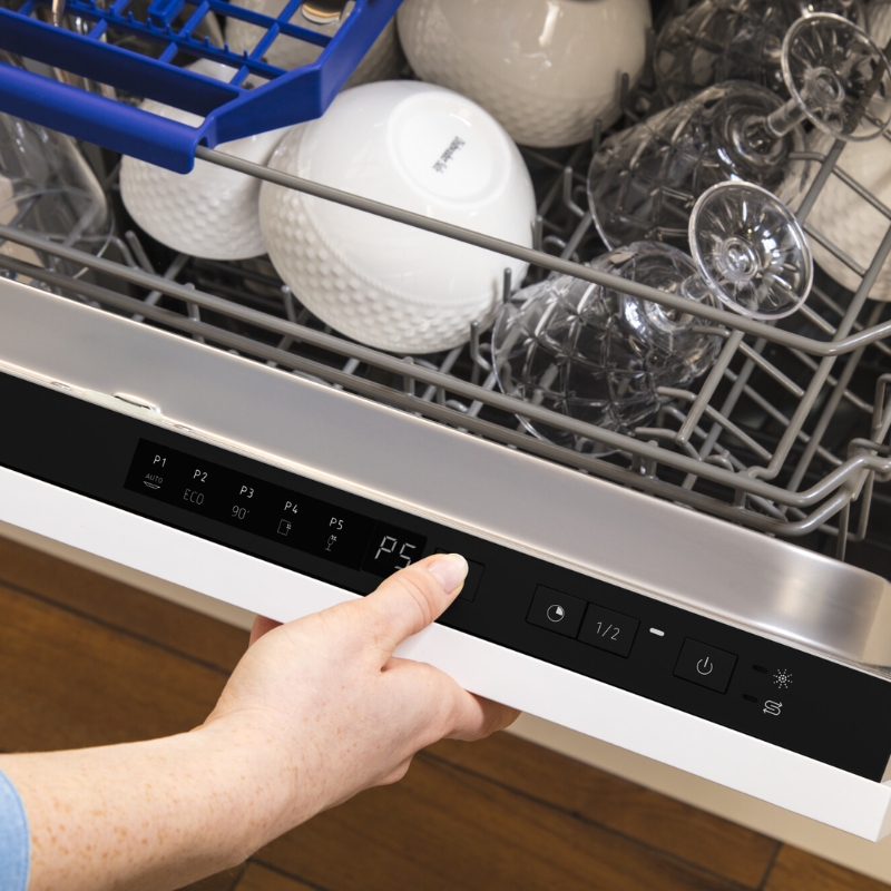 Giá đỡ có thể gấp gọn giúp tiết kiệm không gian khi không sử dụng, mang lại sự tiện lợi và linh hoạt cho không gian bếp