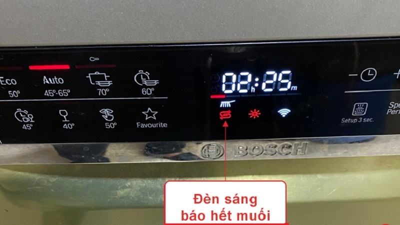 Nếu biểu tượng bông tuyết trên màn hình máy rửa bát Bosch chuyển màu đỏ đó là cảnh báo sắp hết nước làm bóng