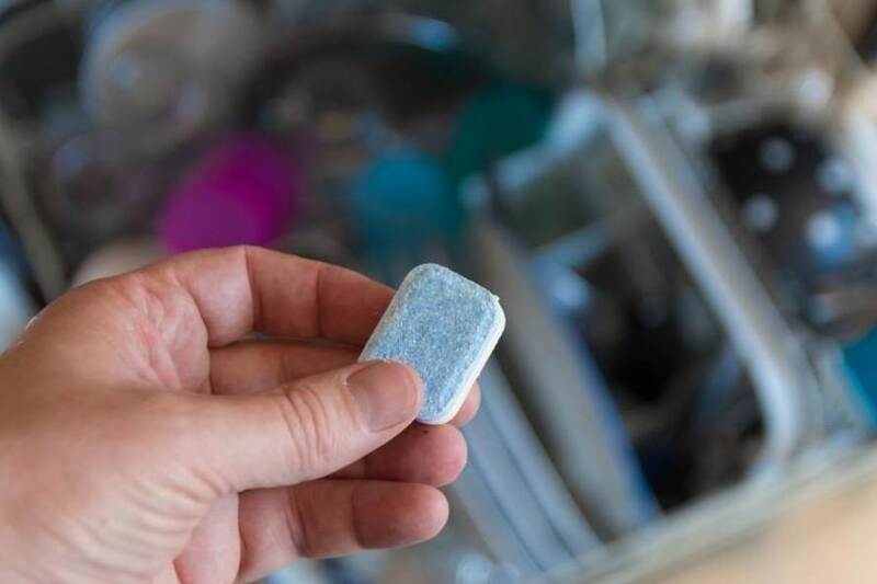 Lấy viên rửa bát cho vào máy rửa bát