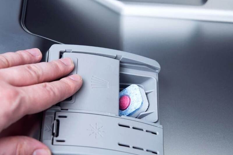 Tiến hành cho viên rửa bát vào ngăn chứa 