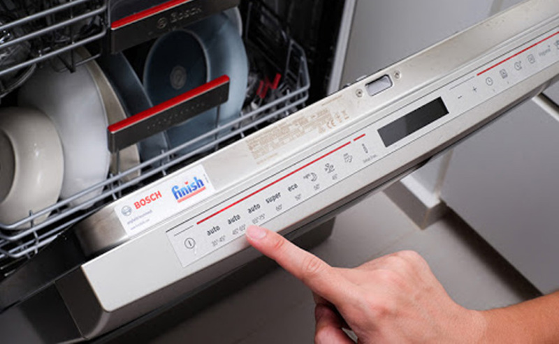 Chọn mức làm bóng và đóng chặt nắp ngăn chứa để ngăn rò rỉ