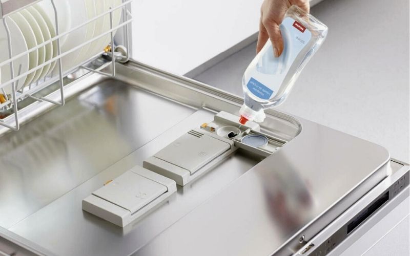 Đổ nước làm bóng vào ngăn chứa máy rửa bát liều lượng phù hợp