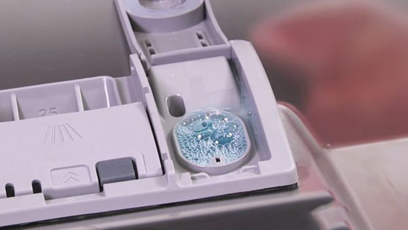 Kiểm tra và điều chỉnh lại lượng nước làm bóng để tránh tình trạng bị tràn trong quá trình rửa bát