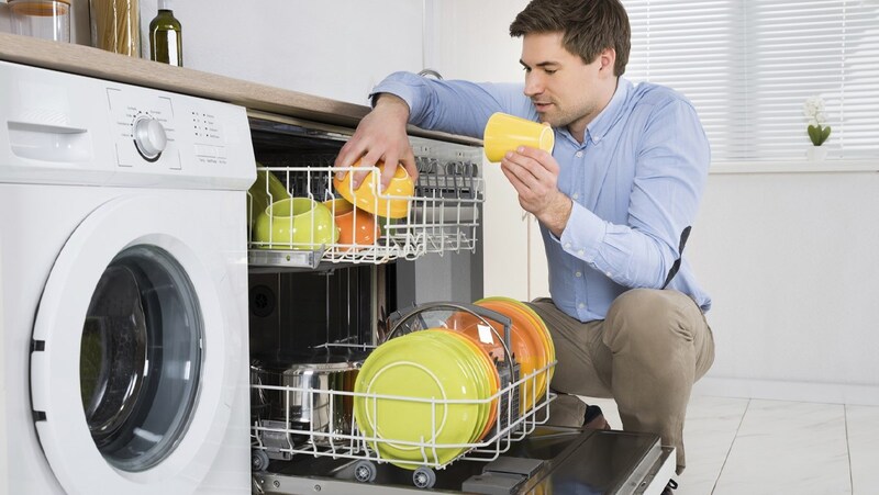 Phân loại đồ dùng trước khi xếp vào máy rửa bát để tối ưu hóa không gian và hiệu quả làm sạch