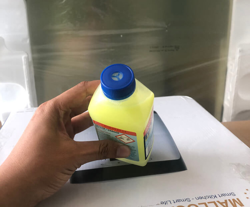 Chuẩn bị chai dung dịch vệ sinh, lắc đều trước khi sử dụng