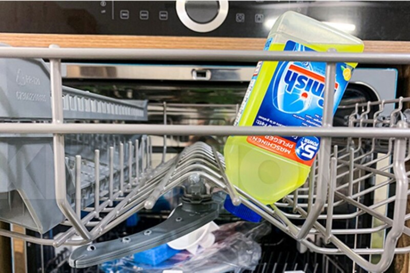 Đổ dung dịch vệ sinh vào máy