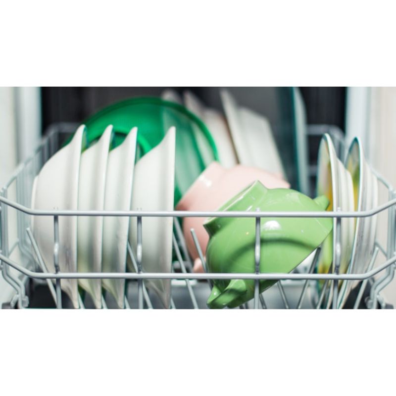 Sắp xếp bát đĩa vào các khay đựng một cách gọn gàng, không chồng chéo