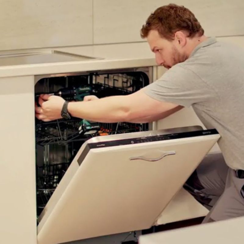 Đặt máy rửa bát vào vị trí đã lựa chọn trước đó