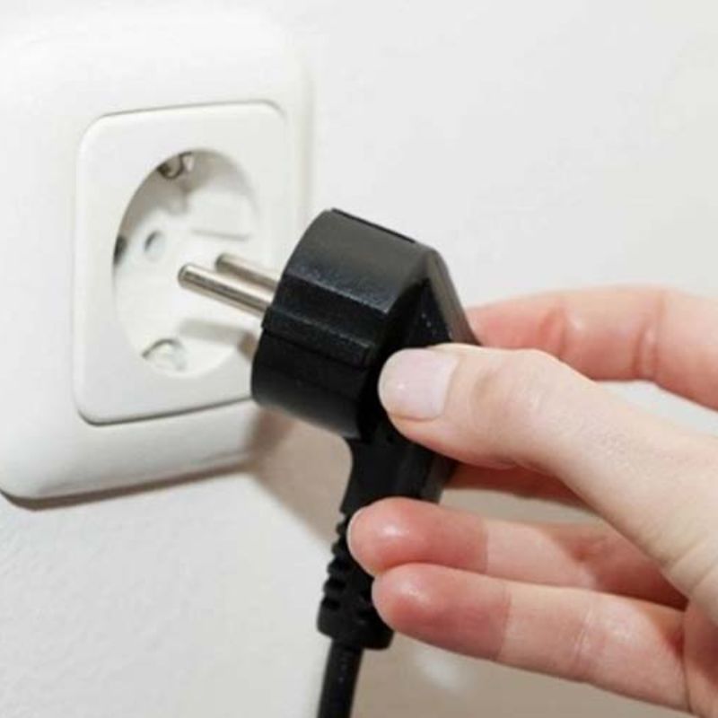 Cắm dây nguồn của máy rửa bát vào ổ điện phù hợp với công suất và điện áp của máy rửa bát