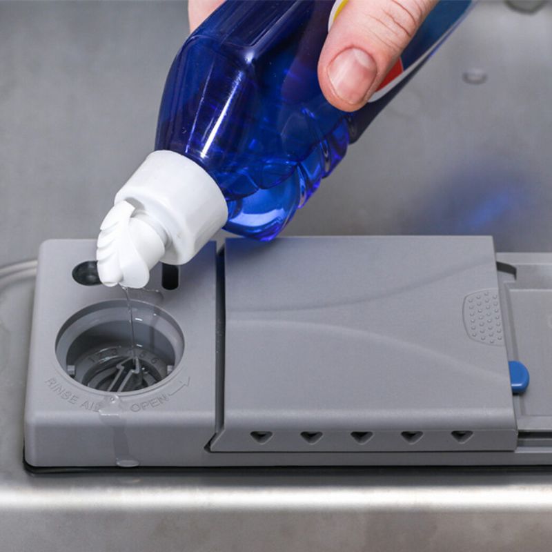 Tiến hành cho chất tẩy rửa chuyên dụng vào ngăn chứa