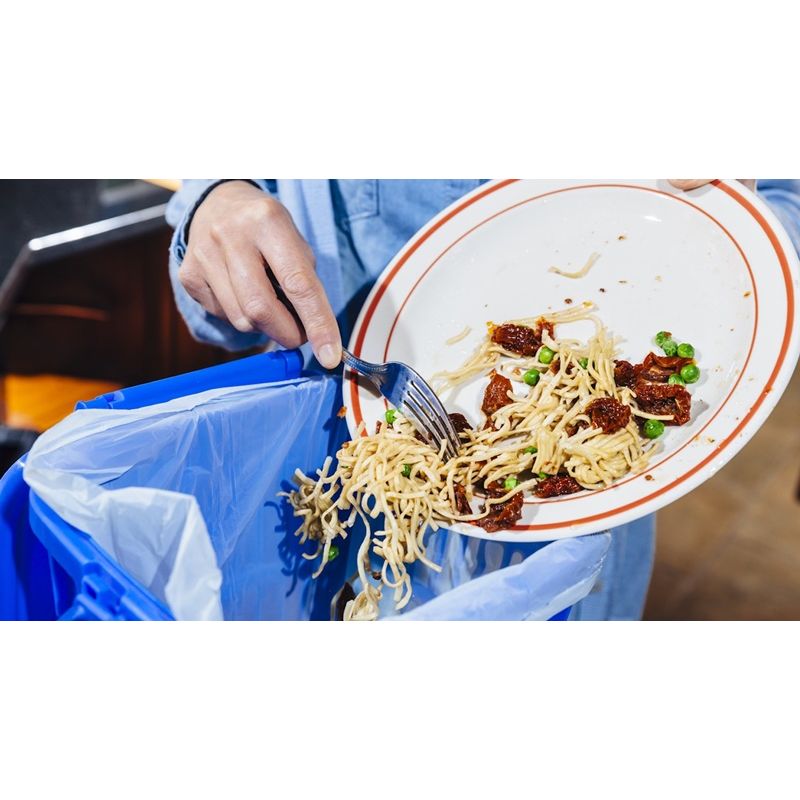 Loại bỏ thức ăn thừa trên bát đĩa trước khi cho vào máy rửa bát