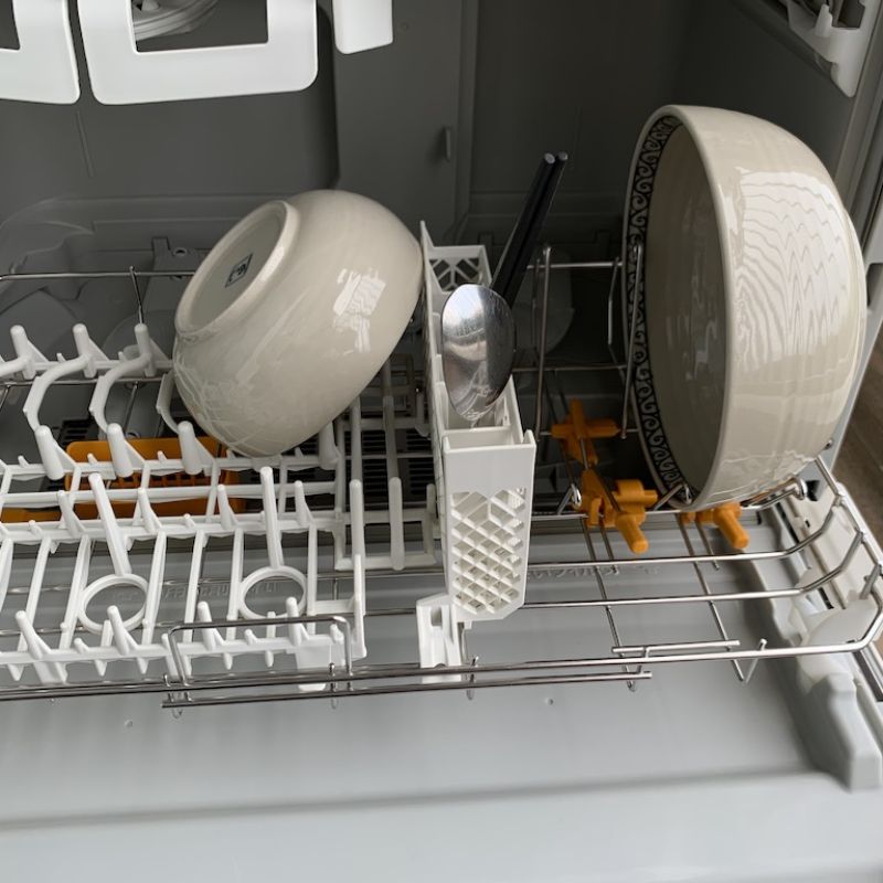 Xếp bát đĩa vào khoang rửa đảm bảo không chồng chéo