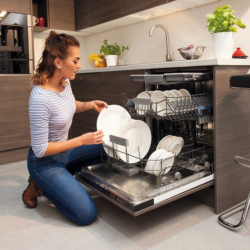 Sắp xếp bát đĩa vào đúng vị trí tương ứng trên máy rửa bát