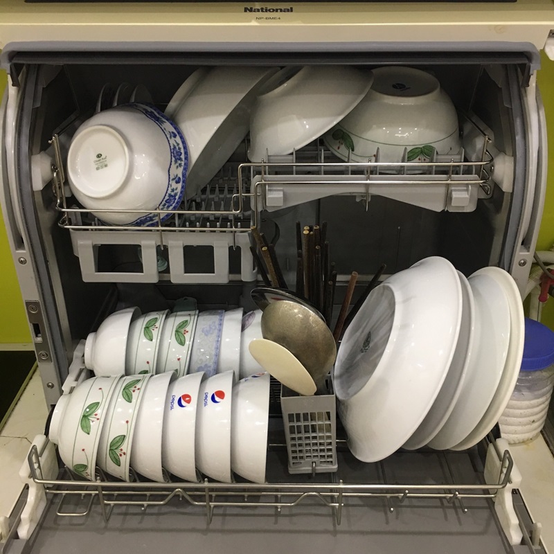 Chén bát chưa sắp xếp phù hợp sẽ gây tình trạng đọng nước