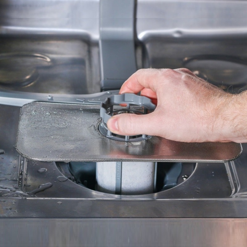 Làm sạch giỏ thoát của máy rửa bát