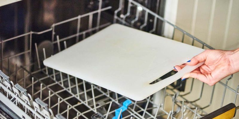 Thớt nhựa cũng là một sản phẩm nhựa an toàn khi sử dụng trong máy rửa chén