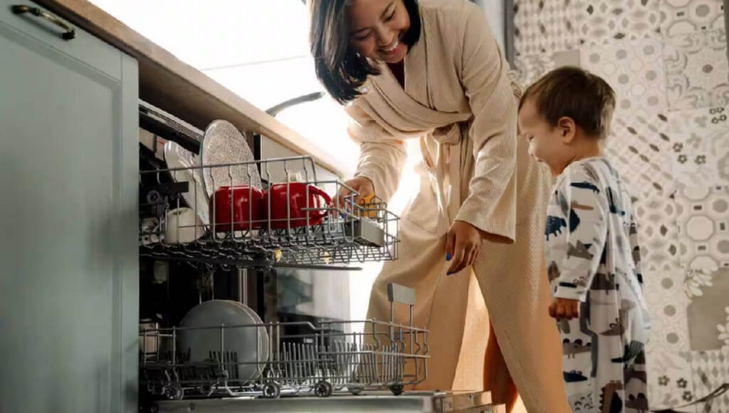 Sử dụng nước nóng cho máy rửa chén bát giúp tiết kiệm lượng điện tiêu thụ