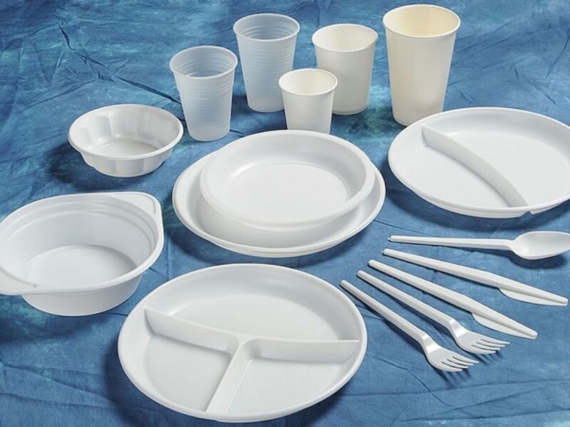 Vật dụng nhựa dùng một lần không được thiết kế để chịu nhiệt độ cao trong máy rửa bát