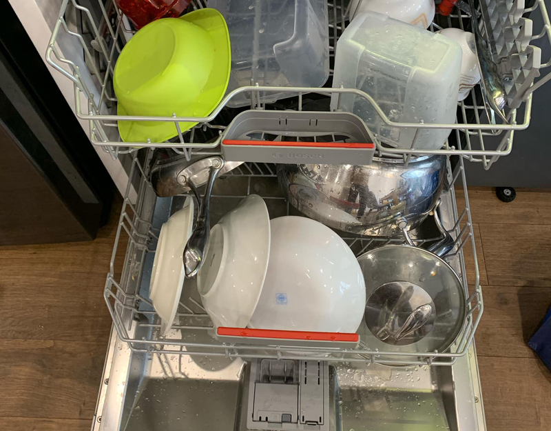 Nên đặt đồ nhựa ở ngăn trên của máy rửa bát trong khi rửa