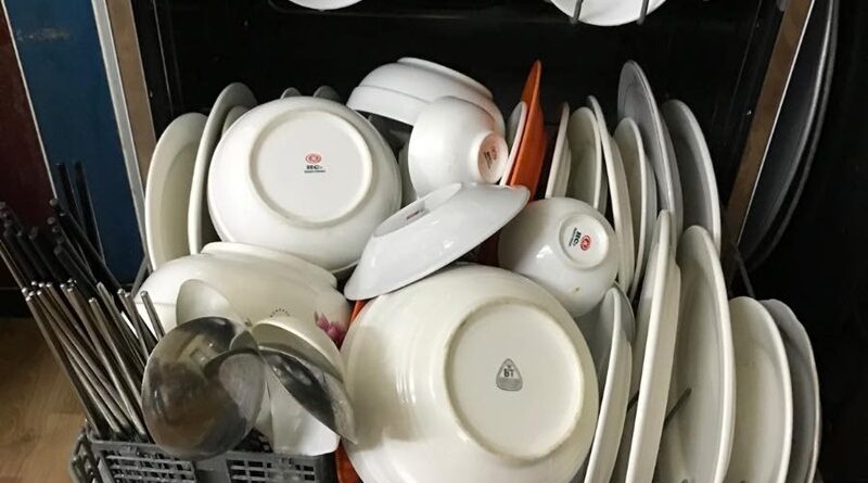 Máy rửa bát quá tải do bị xếp vào quá nhiều vật dụng bếp bẩn