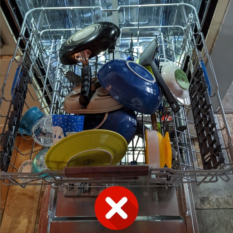 Xếp bát đĩa vào máy rửa chén sai cách