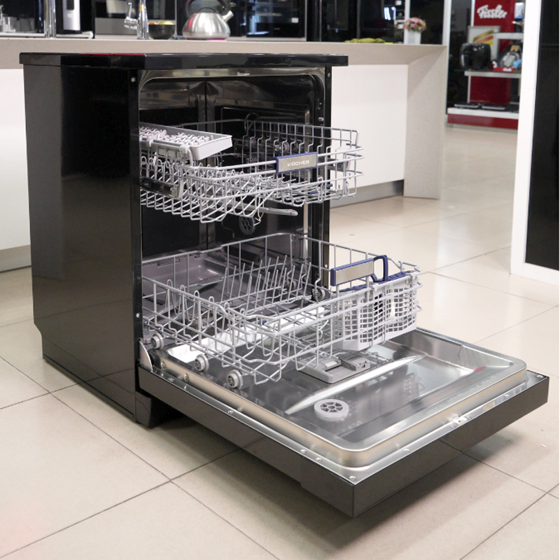 Bên trong máy Kocher KDEU-8828BL SERIES 7 với các giá đỡ linh hoạt và khoang rửa rộng