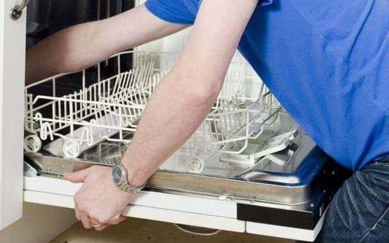 Hỗ trợ từ nhân viên kỹ thuật khi bảo dưỡng máy rửa bát công nghiệp