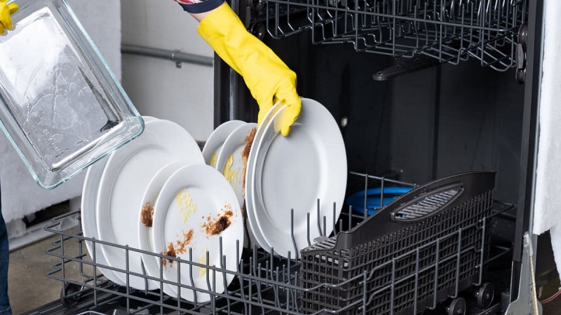 đặt bát đũa bẩn giữa máy rửa bát