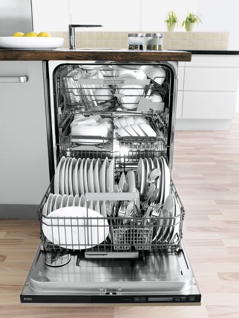 đặt bát đũa bẩn giữa máy rửa bát