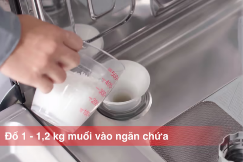 hướng dẫn thêm muối cho máy rửa chén 