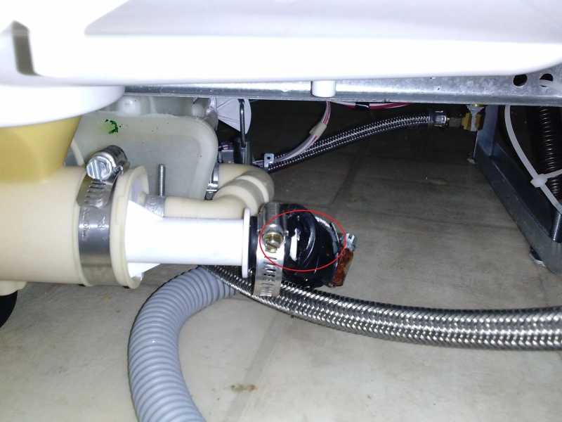 máy rửa chén bị rò rỉ nước