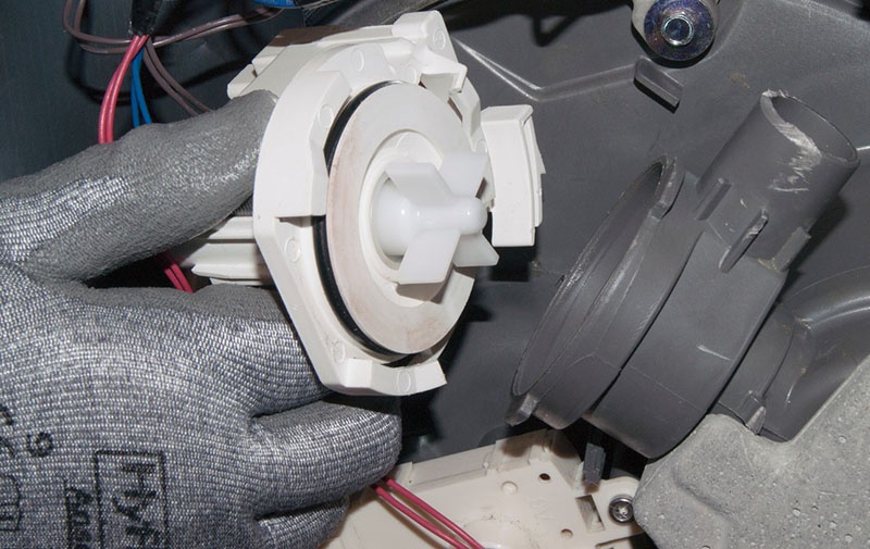 Máy rửa chén bị tràn nước