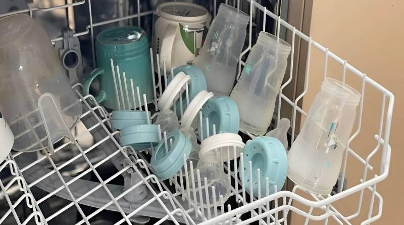 Rửa bình sữa cho bé bằng máy rửa bát