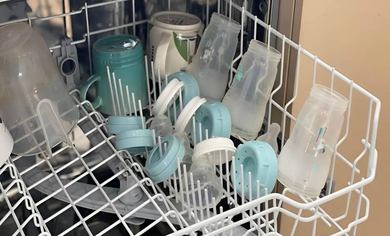 Rửa bình sữa cho bé bằng máy rửa bát