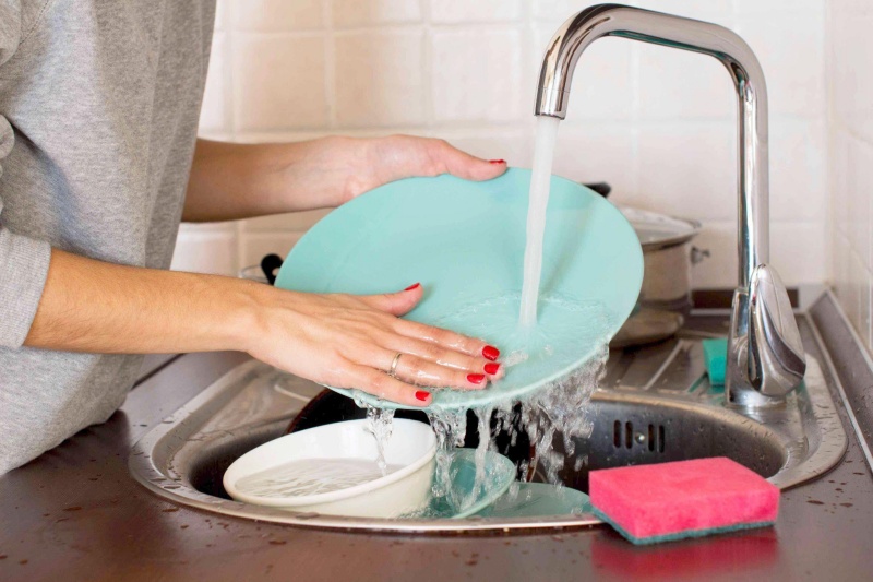 thói quen xấu khi rửa bát bằng tay 