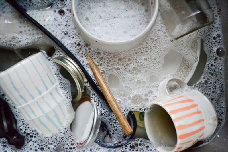 thói quen xấu khi rửa bát bằng tay